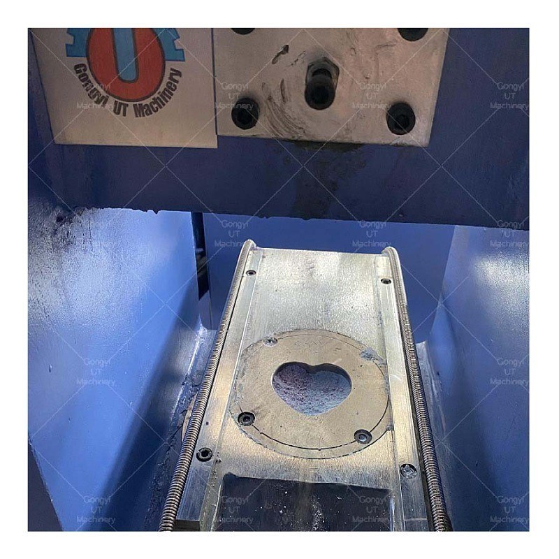 Fabricant de barres de shampooing compact et solide avec une mini-presse à bombe de bain en Europe