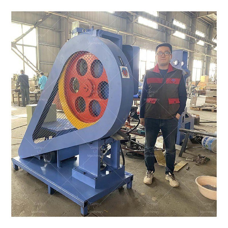 Fabricant de barres de shampooing compact et solide avec une mini-presse à bombe de bain en Europe