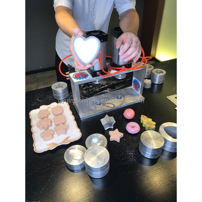 Machine de fabrication de boules de bombe de bain 65 mm demi-sphère métallique avec moule de bain à bulles à bord laminé