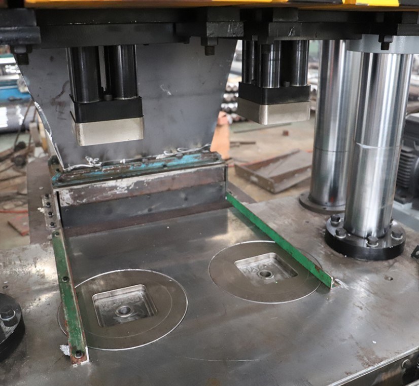 La machine de pressage de blocs de lambeaux d'aliments pour animaux est la meilleure option pour la production de blocs de sel.