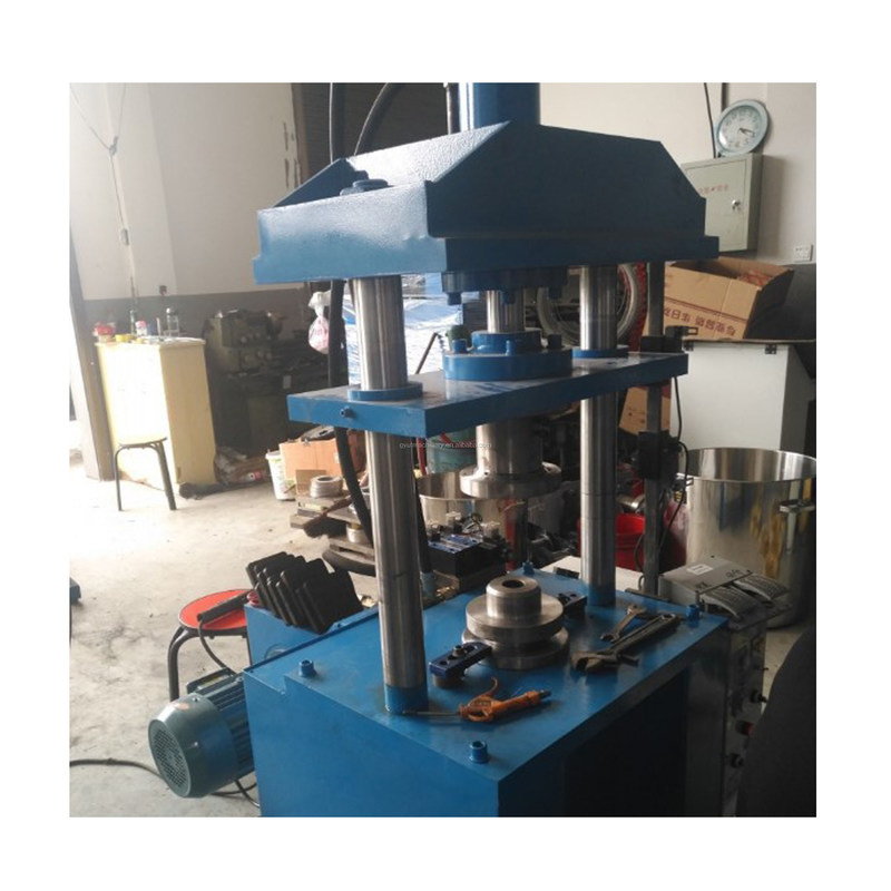 Machine à brosser en fil de torsion à haut rendement contrôlée par PLC pour la production de roues en fil d'acier