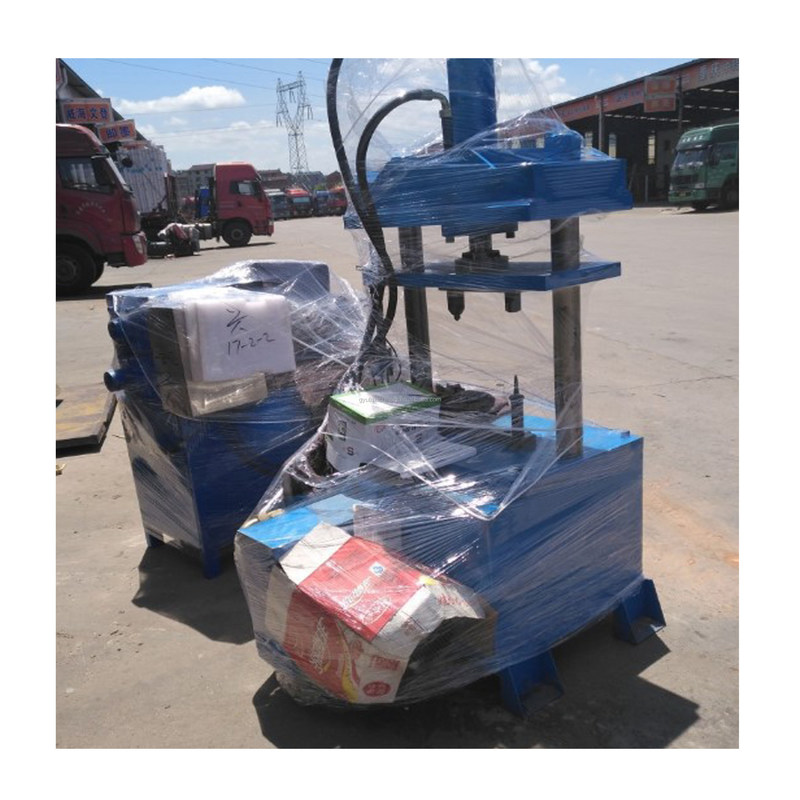 Machine à brosser en fil de torsion à haut rendement contrôlée par PLC pour la production de roues en fil d'acier