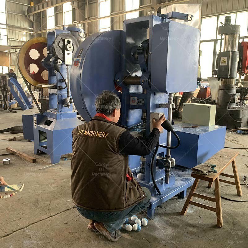 Machine hydraulique pour la fabrication de bombes de bain en or