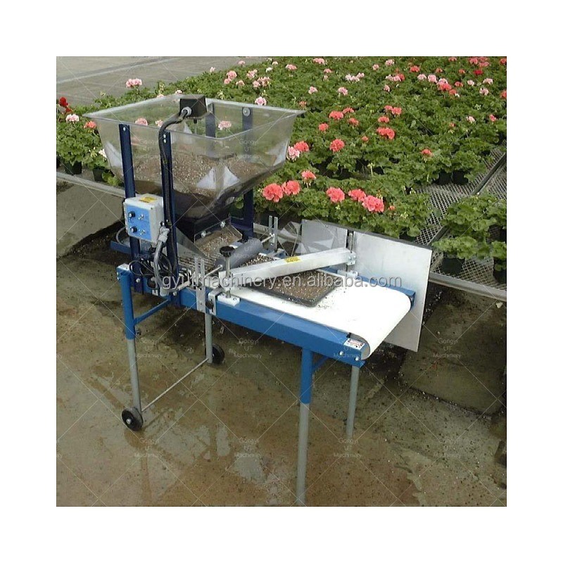 Les semis en plateaux micro-verts sont faciles grâce à la machine à semis et au remplissage supérieur des milieux de culture