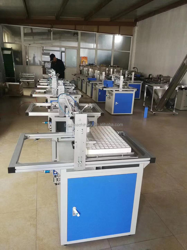 Machine à semer de jardin vert à plusieurs rangées pour les semences de légumes dans les plantations de pommes de terre